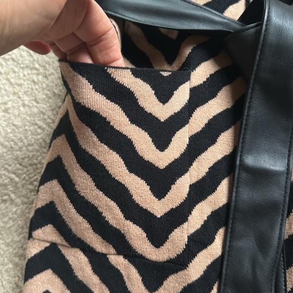 🆕 Tahari Open Belted Cardigan Jacket Black Brown Chevron Pattern Size Medium - Picture 12 of 17